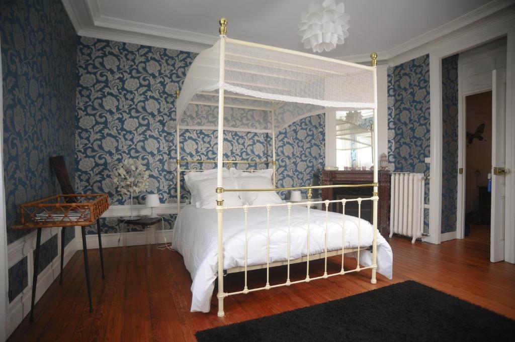 Chateau De Bertreville Bed and Breakfast Δωμάτιο φωτογραφία